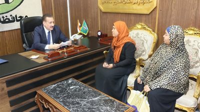 محافظ المنوفية يواصل لقاءاته بالمواطنين ويصرف مساعدات مالية لعدد من الحالات الإنسانية