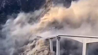 إنهيار جسر هونغ تشي في مقاطعة سيتشوان جنوب غرب الصين 