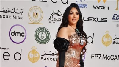 غادة إبراهيم تشعل السجادة الحمراء بإطلالة ذهبية ومفتاح فرعوني في مهرجان القاهرة