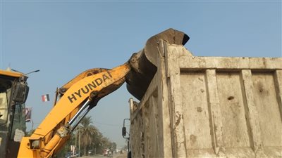 بتعليمات محافظ الجيزة، تواصل الوحدة المحلية بالمنوات في الجيزة رفع المخلفات.