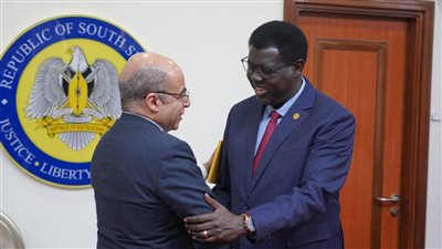 سفير مصر بجنوب السودان يلتقي وزير الخارجية والتعاون الدولي لتعزيز العلاقات الثنائية