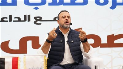 وسط حضور طلابي كبير الداعية مصطفي حسني في ضيافة جامعة عين شمس