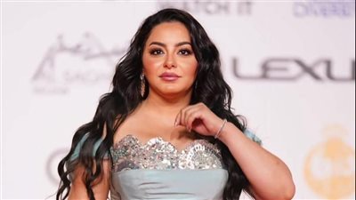 إطلالة ملكية لـ إلهام عبدالبديع في إفتتاح مهرجان القاهرة السينمائي الدولي