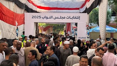العاملون بشركة مصر للبترول القاهرة  يتوافدون علي اللجان الإنتخابية للإدلاء بأصواتهم في انتخابات مجلس النواب 2025 