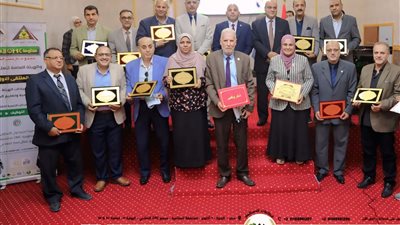 رئيس مجلس إدارة عمال مصر يكرم مدير تعليم الكبار بمحافظة السويس