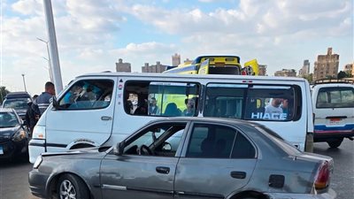 حادث تصادم مروع على طريق كورنيش المعادي بالقاهرة بين سيارة ملاكي وميكروباص