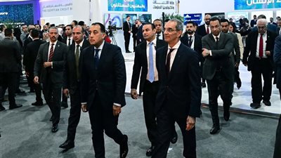 رئيس الوزراء بمعرض ومؤتمر القاهرة الدولي يناقش خريجي مبادرات وزارة الاتصالات والشركات 