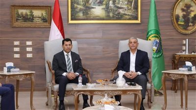 وزير الشباب والرياضة ومحافظ الإسماعيلية يبحثان استعادة استقرار النادي الإسماعيلي