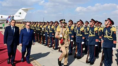 رئيس مجلس الوزراء يستقبل الوزير الأول للجمهورية الجزائرية بمطار القاهرة الدولي