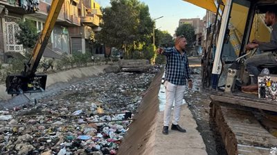 رئيس مجلس مدينة الحوامدية بجنوب الجيزة يقوم بتطهير الترع حفاظًا على البيئة