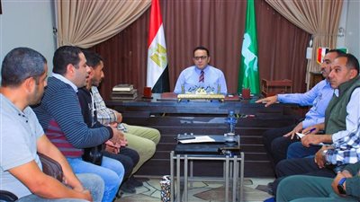 رئيس مركز كفر صقر يعقد اجتماعًا مع أصحاب الكافيهات لحل مشكلة التعديات