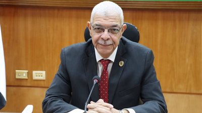 رئيس جامعة المنوفية يستعرض تصميمات توسعات معهد الأورام ومخطط لموقع المستشفيات الجامعية