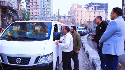 حملة مفاجئة لضبط مخالفات النقل العام بكفر صقر بقيادة رئيس المركز