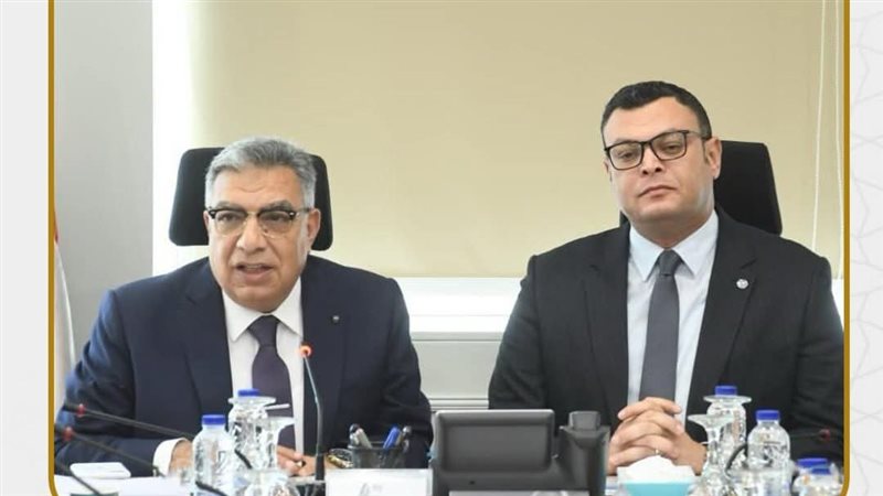 وزير الإسكان ومحافظ