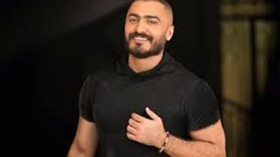 برغم حالته الصحية.. تامر حسني  يحرص على تأدية الصلاة
