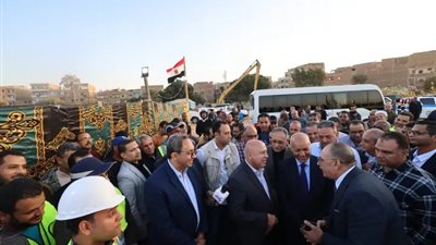 وزير الصناعة والنقل يتفقد محطات من شبكةالقطار السريع وكباري المزلقانات ومحاور النيل 