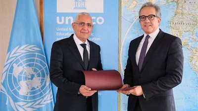 السفير المصري في باريس يقدم أوراق اعتماده إلى مدير عام منظمة اليونسكو