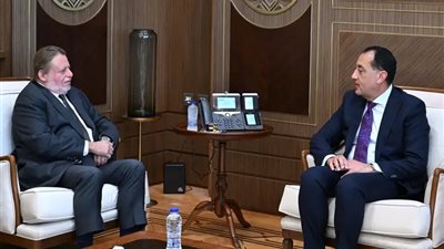 رئيس الوزراء يلتقي محافظ البنك المركزي لمتابعة جهود التنسيق المشترك بالملفات الاقتصادية