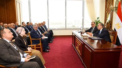 وزير الخارجية يجتمع مع قيادات الوزارة لمتابعة سير العمل بالوزارة