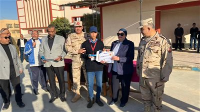 مدير التربية والتعليم بالسويس تكرم طلاب المدرسة البحرية العسكرية