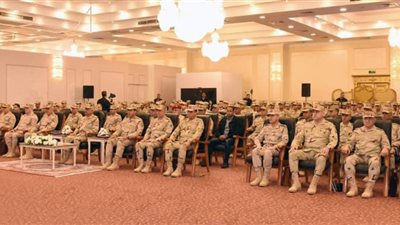 الفريق أول عبد المجيد صقر يلتقى بمقاتلى قوات حرس الحدود ويكرم عدداً من المتميزين