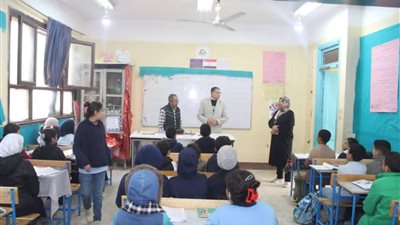 وكيل وزارة التعليم بالجيزة يُشارك طلاب الصُم والبُكم بمنيل شيحة أبو النمرس