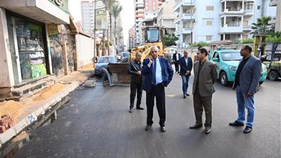 محافظ الغربية يتابع ميدانياً أعمال رصف وتطوير شارع الجلاء بالمحلة الكبرى