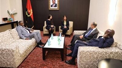 وزير الخارجية يلتقي نظيره الأنجولي لتعزيز التعاون الثنائي والإقليمي