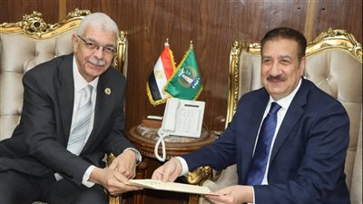 رئيس جامعة المنوفية يسلم دعوة احتفال عيد الجامعة التاسع والأربعين لمحافظ المنوفية