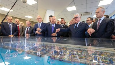 نائب رئيس الوزراء ورئيس اقتصادية السويس يشهدان التشغيل التجريبي لمحطة البحر الأحمر