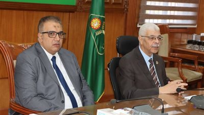 رئيس جامعة المنوفية يجتمع بفريق العمل الجديد بمعهد الأورام بمحافظة المنوفية 