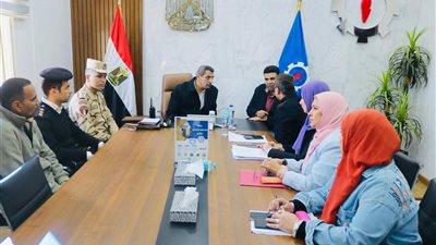 محافظ السويس يتابع سير العملية الإنتخابية من مركز الشبكة الوطنية للطوارئ بالمحافظة