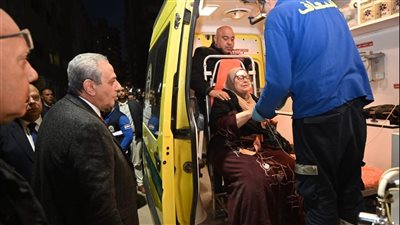 محافظ الغربية يتفاجأ بسيدة مسنّة تعثرت أمام اللجنه الانتخابيه ويوقف جولته لإنقاذها