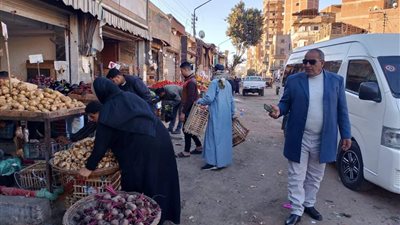 رئيس حى أول الزقازيق يواصل حملاته لرفع الاشغالات عن منطقة حلقة السمك