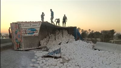 انقلاب تريلا على طريق كوبرى طما العلوى بمحافظة سوهاج 