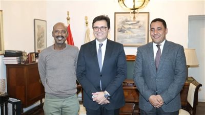 وزير الثقافة يبحث إطلاق مهرجان 