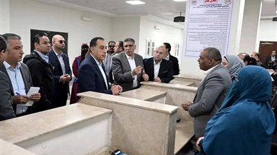 رئيس الوزراء يتفقد مجمع خدمات المواطنين بقرية 