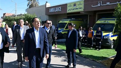 رئيس الوزراء يتفقد نقطة إسعاف قرية 
