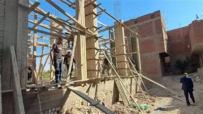 رئيس مدينة أبو النمرس بجنوب الجيزة يقف على تنفيذ إزالة بناء مخالف بمنيل شيحة