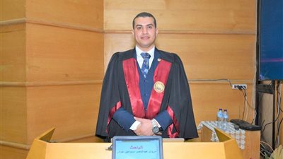 الصحفي محمد عبد الغني يهنئ الرائد مروان عبد الناصر بمناقشة الماجستير المهني 