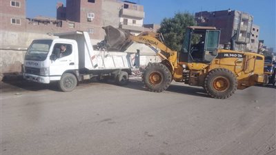 رئيس مدينة أبو النمرس بالجيزة يتابع حملات الوحدات المحلية لأعمال النظافة