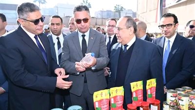 وزير التموين ومحافظ الجيزة يفتتحان سوق «اليوم الواحد» بشارع فيصل 