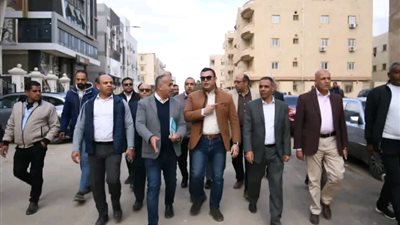 وزير الإسكان: يلتقى عددًا من الأهالي حاجزي قطع أراضي بمدينة بدر 