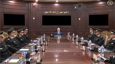 وزير الداخلية في اجتماع مع مساعديه: التحلي بالجاهزية والكفاءة للتعامل مع أي موقف وخطط لمن تسول له نفسه المساس بالأمن