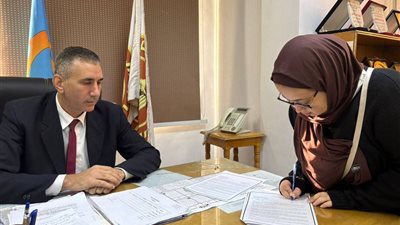 وزير العمل يستجيب لاستغاثة سيدة ويوفر لها عمل بشركة ملابس جاهزة
