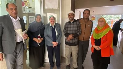 مدير التعليم بالسويس توزع الورود والحلويات علي العاملين لحلول العام الميلادي الجديد