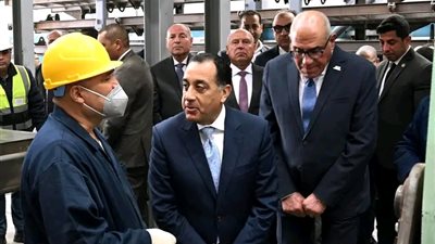 رئيس الوزراء يجري حوارا مع العاملين بمصنع سيماف حول خطط التطوير الجديدة