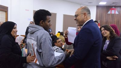 وزير العمل محمد جبران يُسلِّم 20 عقد عمل لذوي الهمم