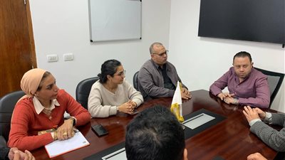 اجتماع موسع بإقليم القناة لمتابعة انتظام العمل بالمنشآت الصحية