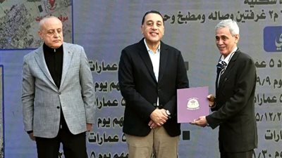 رئيس الوزراء يُسلم عددا من عقود مستحقي الوحدات السكنية بمشروع الإسكان القومي 